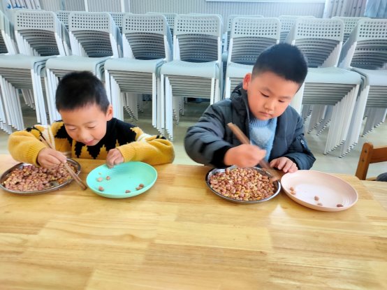 小孩在吃盘子里的食物
描述已自动生成