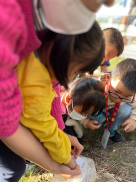 小孩们在地上
中度可信度描述已自动生成