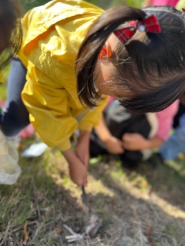 小孩站在草地上
中度可信度描述已自动生成