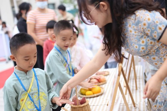 图片包含 人, 食物, 女人, 小孩
描述已自动生成