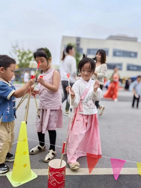 小孩们站在一起
中度可信度描述已自动生成