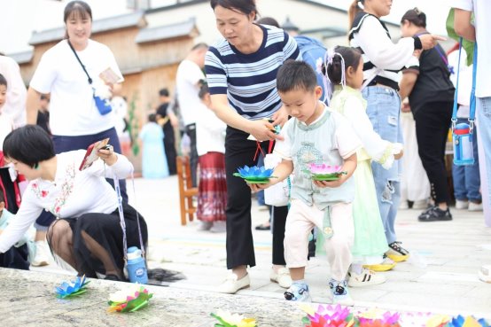 一群小孩在表演
中度可信度描述已自动生成